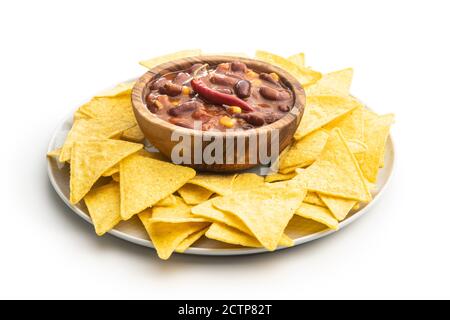 Croustilles au Chili et à la tortilla sur l'assiette. Cuisine mexicaine avec haricots dans un bol en bois isolé sur fond blanc. Banque D'Images