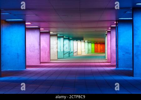 En regardant le passage multicolore sous le Dutch Institute pour architecture Banque D'Images