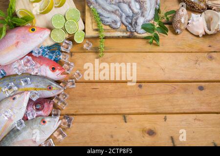 Poisson frais des Caraïbes, fruits de mer sur une ancienne table en bois. Vue de dessus. Gros plan. Banque D'Images