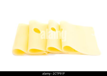 Tranches de fromage isolé sur fond blanc Banque D'Images