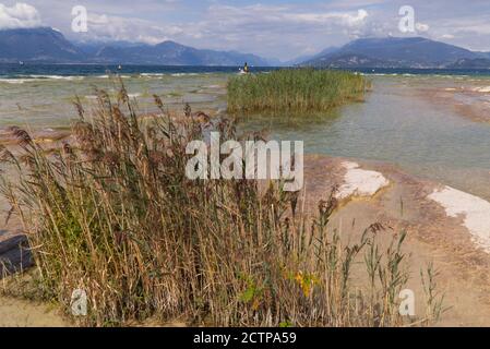 Lac de Garde, plage de la Jamaïque Sirmione, Italie Banque D'Images