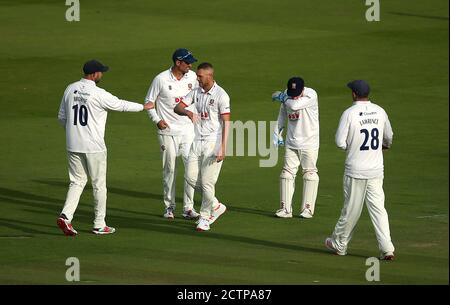 Jamie porter, de Somerset, célèbre avec des coéquipiers après avoir fait du bowling sur Craig Overton (non illustré) d'Essex pendant la deuxième journée de la finale du trophée Bob Willis à Lord's, Londres. Banque D'Images