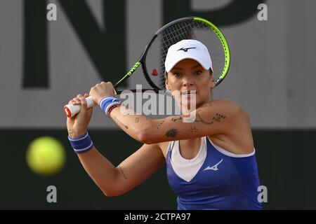Tereza Martincova en action pendant le match de qualification Roland Garros 2e tour de l'Open de tennis français à Paris, France, le 24 septembre 2020. Le F Banque D'Images