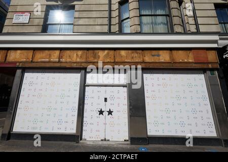 Londres, Royaume-Uni. - 21 sept 2020: Le magasin PRET sur le Strand, maintenant embarqué. Le magasin a été l'un des 30 qui ont été fermés en juillet après que les ventes ont chuté à la chaîne de sandwich de rue haute à la suite de la pandémie de coronavirus. Banque D'Images