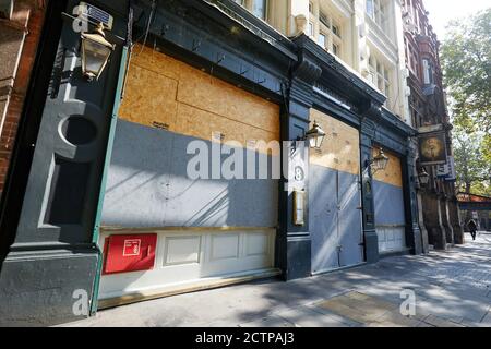 Londres, Royaume-Uni. - 21 septembre 2020 : l'avant du pub Garick Arms sur Charing Cross Road dans le centre de Londres. Le pub Greene King est fermé depuis le début de la pandémie du coronavirus. Banque D'Images