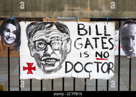 Londres, Royaume-Uni. - 22 septembre 2020 : un écriteau de protestation, critique de Bill Gates, est exposé lors d'une manifestation à Westminster contre la réglementation gouvernementale pendant la pandémie du coronavirus. Banque D'Images