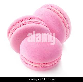 Trois macarons roses (fraise ou framboise) isolés sur fond blanc Banque D'Images