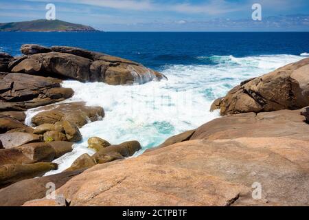 D'énormes rochers moulés par la force de l'océan Atlantique battent la côte du cap Muxia, Galice, Espagne Banque D'Images