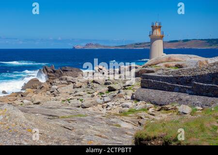 Vue sur le phare de Muxia Cape avec la pointe de Cabo Vilán en arrière-plan, Galice, Espagne Banque D'Images