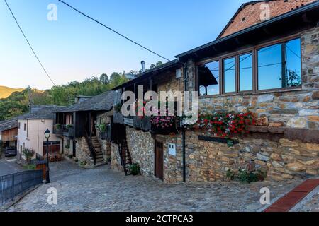 Maisons en pierre dans le village d'Orellán. Médulas. Stationnement. El Bierzo. León. Espagne Banque D'Images