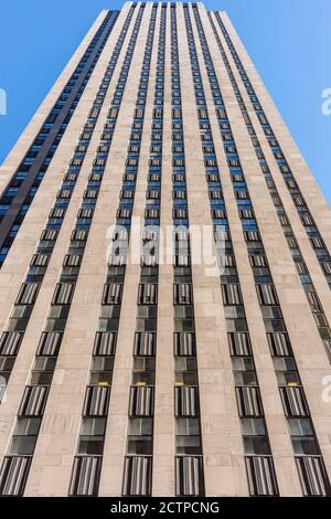 Vue sur la Rockefeller Plaza, qui était le bâtiment original de Time-Life. Rockefeller Center, New York City, États-Unis. Architecte: Ray Banque D'Images