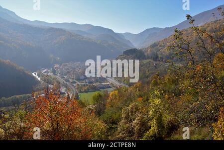 Vue panoramique sur un village de montagne, Ormea, Piémont, Italie Banque D'Images
