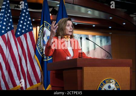 La Présidente de la Chambre des représentants des États-Unis Nancy Pelosi (démocrate de Californie) tient sa conférence de presse hebdomadaire au Capitole des États-Unis à Washington, DC., le jeudi 24 septembre 2020. Crédit : Rod Lamkey / CNP | utilisation dans le monde entier Banque D'Images