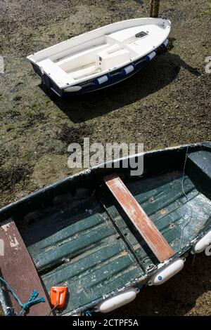 Vue aérienne de deux petits bateaux reposant sur le lit de mer à marée basse. Banque D'Images