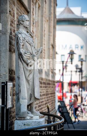Statue de Prince Albert près du centre commercial Priory Meadow À Hastings Banque D'Images
