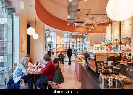 Comptoir et sièges. Gails Bakery Ealing, Londres, Royaume-Uni. Architecte: Holland Harvey Architects, 2018. Banque D'Images