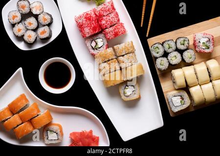 Sushi sur des assiettes blanches, plats Banque D'Images