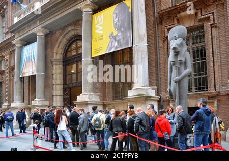 Turin, Piémont/Italie -04/20/2019- les visiteurs de Turin font la queue à l'entrée du musée historique égyptien. Banque D'Images