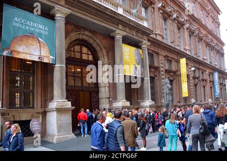 Turin, Piémont/Italie -04/20/2019- les visiteurs de Turin font la queue à l'entrée du musée historique égyptien. Banque D'Images