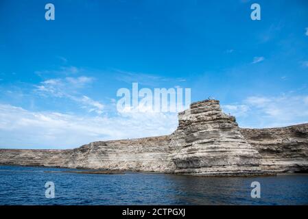 Majestueux relief Rocks montant de la mer. Banque D'Images