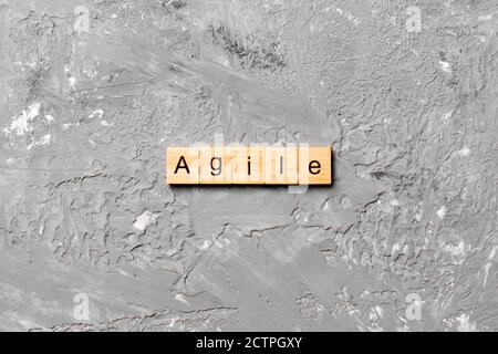 Mot agile écrit sur le bloc de bois. Texte agile sur la table de ciment pour votre conception, concept. Banque D'Images