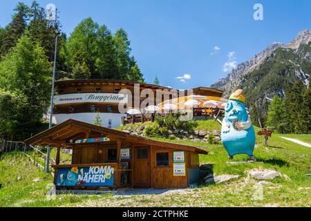 Fulpmes, Tyrol, Autriche – 29 mai 2017. Vue extérieure du restaurant Briggeralm près de la station de montagne du téléphérique de Kreuzjochbahn dans la vallée de Stubaital in Banque D'Images