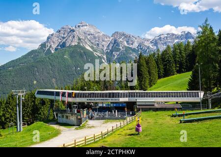 Fulpmes, Tyrol, Autriche – 29 mai 2017. Station de montagne du téléphérique de Kreuzjochbahn dans la vallée de Stubaital à Tirol, Autriche. Banque D'Images