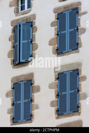 Persiennes sur la maison à Bellac, haute-Vienne (87), France. Banque D'Images