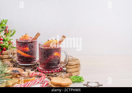 Vin chaud en mugs, décoration de Noël sur fond de bois blanc avec espace pour les copies. Banque D'Images