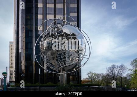 New York, États-Unis - 26 avril 2019 : sculpture sphérique en acier inoxydable à Midtown Manhattan, devant le bâtiment de la Trump Tower Banque D'Images