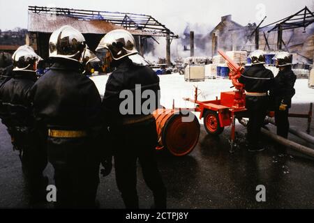 Pompiers en service de lutte contre les incendies de produits chimiques, Lyon, France Banque D'Images