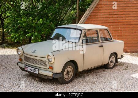 Budapest, Hongrie – 6 juin 2017. Vieille voiture Trabant exposée au parc Memento de Budapest. Banque D'Images