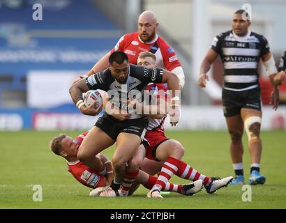 Le Ligi Sao (au centre) du FC Hull est affronté par Kevin Brown (à gauche) de Salford Red Devils et Joey Lussick lors du match de la Super League de Betfred au stade Halliwell Jones, à Warrington. Banque D'Images