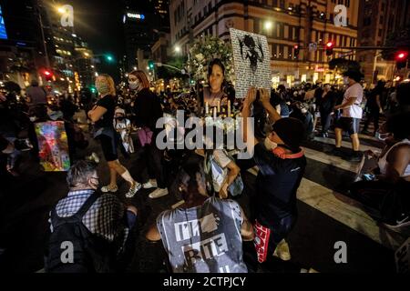 Los Angeles, Californie, États-Unis. 23 septembre 2020. Des centaines de manifestants se sont rassemblés dans le centre-ville de Los Angeles pour protester contre la décision prise dans l'affaire Breonna Taylor. Credit: Jill Connelly/ZUMA Wire/Alay Live News Banque D'Images