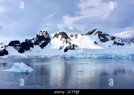 Iceberg flottant devant l'île d'Elephant, Antarctique. Banque D'Images