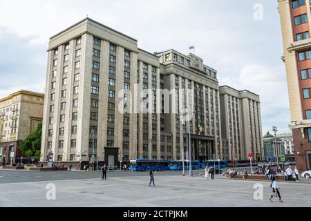 Moscou, Russie – 8 juin 2017. Vue extérieure du bâtiment de la Douma d'Etat, au 1, rue Okhotny Ryad à Moscou, avec des personnes et des voitures. Banque D'Images