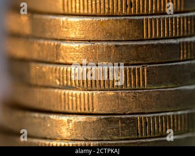 Vue rapprochée de la pile de pièces euro sur fond bleu Banque D'Images