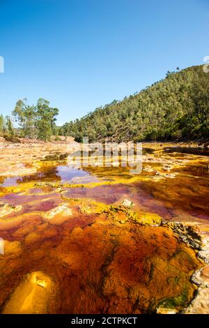 Panorama d'une partie du ruisseau rouge Rio Tinto à Huelva, Espagne Banque D'Images