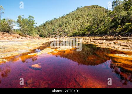 Panorama d'une partie du ruisseau rouge Rio Tinto à Huelva, Espagne Banque D'Images