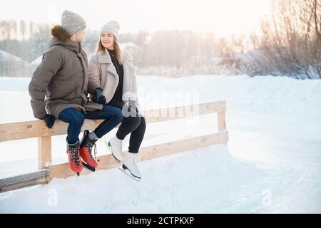 Couple amoureux de patinage sur glace s'amuser pendant les vacances d'hiver sur neige Banque D'Images