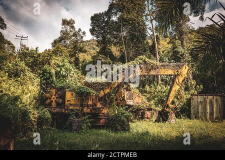 Inanam, Sabah, Malaisie: Mère nature contre-attaque. Une machine de construction surdéveloppée. Banque D'Images