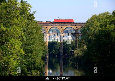 Le viaduc de la vallée d'Enz, près de Bietigheim, se reflète dans l'Enz Rivière Banque D'Images