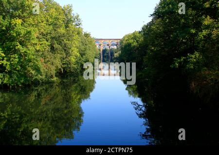 Le viaduc de la vallée d'Enz, près de Bietigheim, se reflète dans l'Enz Rivière Banque D'Images