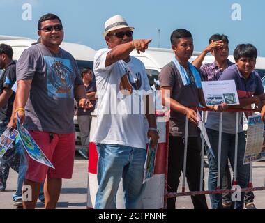 Ko Samui, Thaïlande--14 mars 2016. Les guides touristiques tentent d'attirer les touristes sur l'île de Ko Samui, en Thaïlande. Banque D'Images