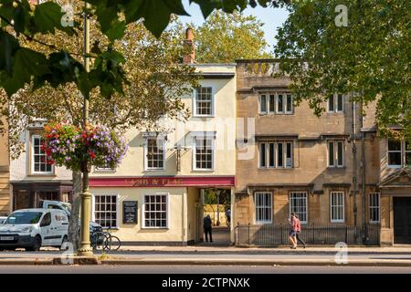 OXFORD CITY ANGLETERRE PANIER SUSPENDU AVEC FLEURS ET L'AGNEAU ET DRAPEAU DE LA MAISON PUBLIQUE À ST.GILES Banque D'Images