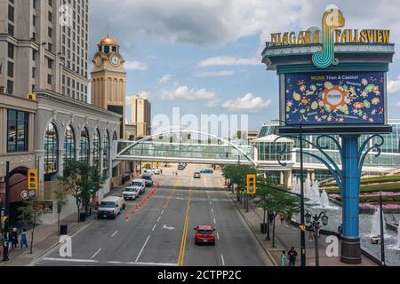 Niagara Falls (Ontario), Canada, le 2019 août - le casino Strip by Fallsview s'occupe lentement en début de matinée Banque D'Images