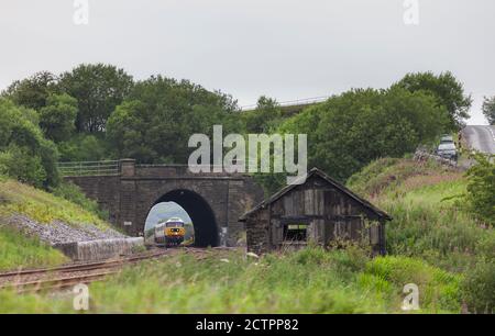 Services de locomotive classe 47 locomotive 47593 passant devant le tunnel Shotlock (Garsdale) Avec le train touristique 'Staycation Express' Banque D'Images