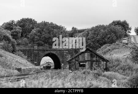 Services de locomotive classe 47 locomotive 47593 passant devant le tunnel Shotlock (Garsdale) Avec le train touristique 'Staycation Express' Banque D'Images