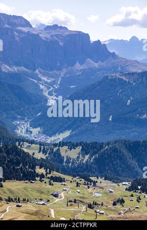 Vue depuis les pentes du Col Raiser le long de Val Gardena et des sommets du massif de Sella, en Italie. Banque D'Images