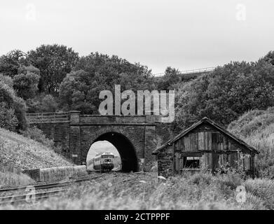 Services de locomotive classe 47 locomotive 47593 passant devant le tunnel Shotlock (Garsdale) Avec le train touristique 'Staycation Express' Banque D'Images